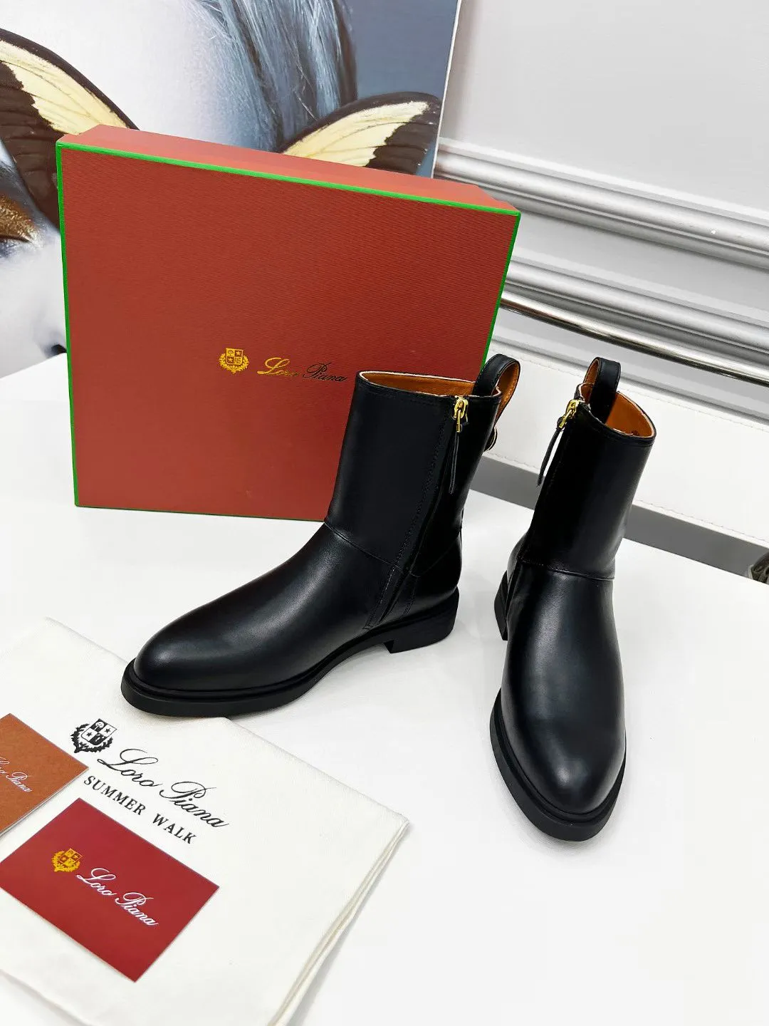 👟👟Ex-factory price 640👟👟 First-layer cowhide, G02 purchasing level WYSIWYG Loro Piana LP 130s new autumn and winter Kilda ankle boots side zipper short boots. This iconic ankle boot is made of waxed cow leather/suede sheepskin, giving it a rustic and unique retro aesthetic. The casual yet sophisticated style is perfect for urban looks as well as relaxed weekend looks. The sole is Loro Piana non-slip rubber sole. Leather lining, interior zip closure with tonal zip puller at top. Metallic detail at back. Leather ring pull tabs engraved with brand logo One-piece tonal rubber sole Rubber sole with anti-slip LP detail! Upper: Imported calfskin/nubuck leather Inner foot pads: cowhide Sole: Original molded rubber outsole Size: 35-40 (41 is custom-made and cannot be returned or exchanged)